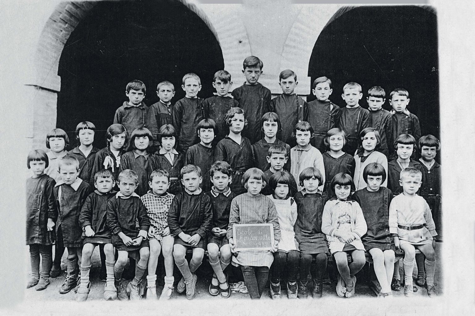 Les écoliers et écolières de Mondonville en 1932.